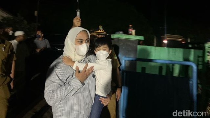 Bupati Karawang Cellica Nurrachadiana menyambangi lokasi kebakaran Pondok Pesantren (Ponpes) Miftahul Khoirot Desa Manggungjaya Karawang yang mengakibatkan 8 santri meninggal dunia.
