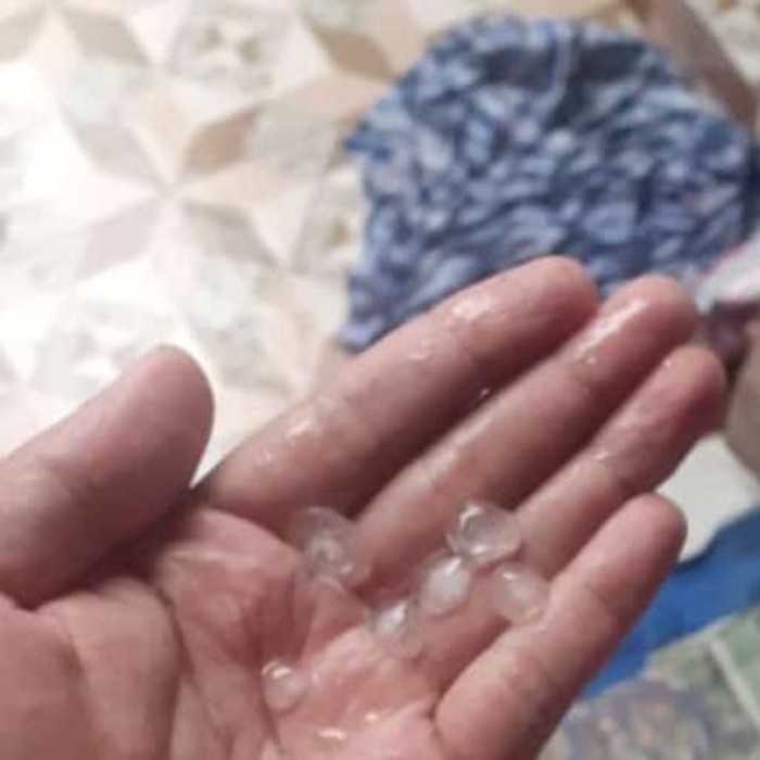 Butiran es yang jatuh bersamaan dengan hujan di dua kabupaten di wilayah Pantura Jateng