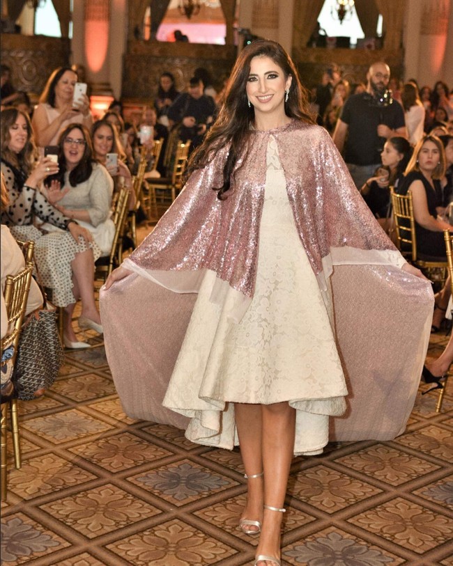 Sebelum menjadi bos dari anak perusahaan ayahnya, ia sendiri memulai karier sebagai penasehat keuangan hingga menjadi dewan di perusahaan fashion Fox. Chagit pun bertekad untuk belajar dan memulai dari bawah.Foto: Instagram/Facebook Chagit Leviev-Sofiev