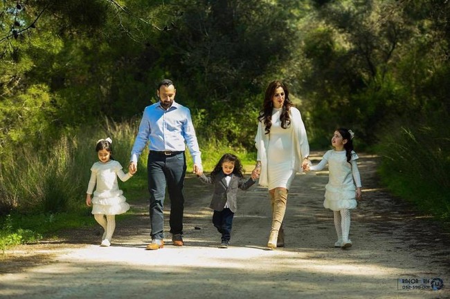 Chagit sudah menikah dengan pria asal Amerika bernama Greg Sofiev yang pernah menjadi bos dari sebuah perusahaan berlian. Mereka memiliki empat orang anak. Foto: Instagram/Facebook Chagit Leviev-Sofiev