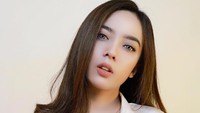 Karena dulu saya pengin di entertainment ternyata capek banget apalagi saya stripping. Sempat masuk rumah sakit karena aktivitas di balik. Terus capek. Terus artis itu moodnya harus diatur, di depan layar harus nggak kelihatan. Tantangannya terus itu-itu doang. Di entertainment kan naik turun, pas nggak dapat job bikin stres, tutur Cinta. (Foto: dok. Instagram @cvbela) 
