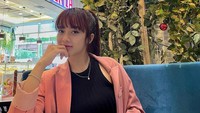 Jadi pekerja kantoran ternyata menyenangkan buat Cinta Bela lantaran dia bisa belajar banyak hal. (Foto: dok. Instagram @cvbela)  