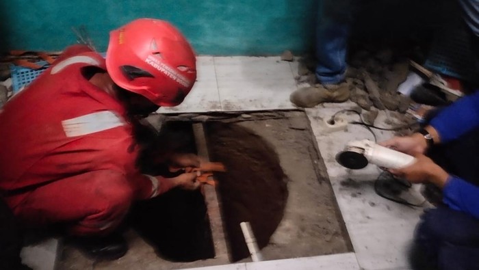 Damkar Bogor evakuasi mayat pria di dalam sumur