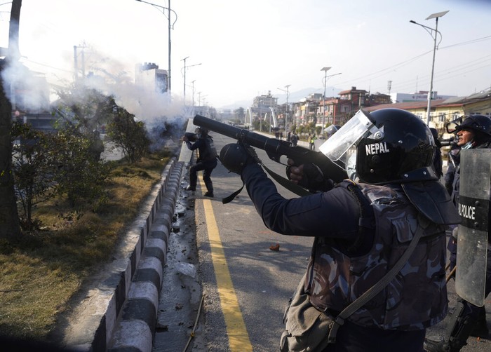 Para pengunjukrasa terlibat bentrok dengan polisi dalam aksi di Ibu Kota Kathmandu, Nepal, Minggu (20/1/2022). Pendemo menolak dana hibah dari AS senilai US$ 500 juta.