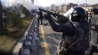 Bentrokan terjadi di luar gedung parlemen Nepal. Tampak polisi menembakkan gas air mata.