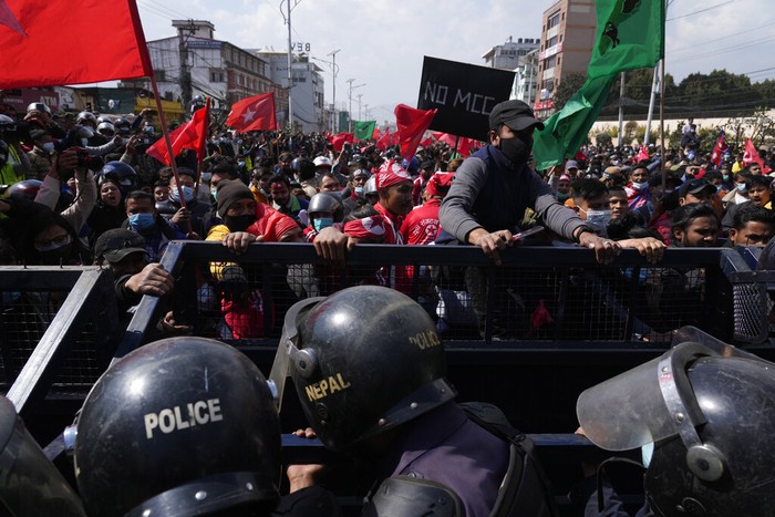 Para pengunjukrasa terlibat bentrok dengan polisi dalam aksi di Ibu Kota Kathmandu, Nepal, Minggu (20/1/2022). Pendemo menolak dana hibah dari AS senilai US$ 500 juta.