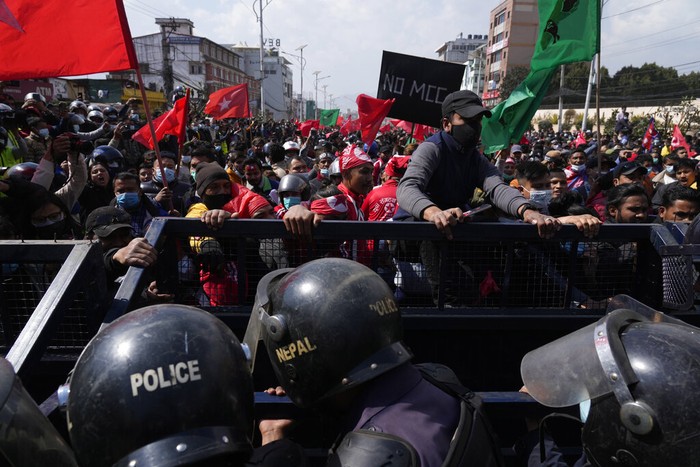 Dapat Dana Hibah, Publik Nepal Marah Para pengunjukrasa terlibat bentrok dengan polisi dalam aksi di Ibu Kota Kathmandu, Nepal, Minggu (20/1/2022). Pendemo menolak dana hibah dari AS senilai US$ 500 juta.