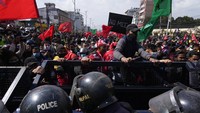 Pengunjukrasa bentrok dengan petugas keamanan di Kathmandu, Nepal (20/2/2022). Aksi tersebut merupakan bentrok ketiga dalam pekan ini untuk menolak dana hibah yang dinilai merongrong kedaulatan negara.