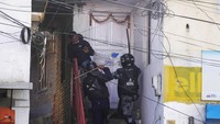 Para pengunjukrasa menolak dana hibah dari AS senilai US$ 500 juta. Terdapat sejumlah syarat, yang menurut pendemo dinilai sarat dengan intervensi hukum dan kedaulatan negara.