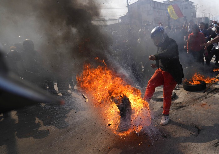 Para pengunjukrasa terlibat bentrok dengan polisi dalam aksi di Ibu Kota Kathmandu, Nepal, Minggu (20/1/2022). Pendemo menolak dana hibah dari AS senilai US$ 500 juta.