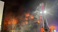 Tiga orang terluka akibat insiden ini. Sementara 100 orang dievakuasi dari gedung tersebut.