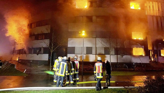 Detik-detik Apartemen di Jerman Ludes Terbakar A large residential complex is burnt following a fire in Essen, Germany Monday morning, Feb. 21, 2022. The cause wasn't immediately clear, but the fire appeared to have spread quickly after it broke out in the early hours, fueled by gusts from the latest of a series of storms that have hit northern Europe in recent days. (Christoph Reichwein/dpa vi aAP)