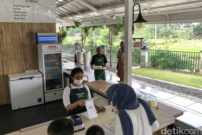 Banyak tempat kuliner 'menjual' suasana pedesaan untuk merasakan sensasi back to nature. Salah satunya di sini, di hulu Sungai Ciliwung di Gadog, Bogor.  Segerrrr....