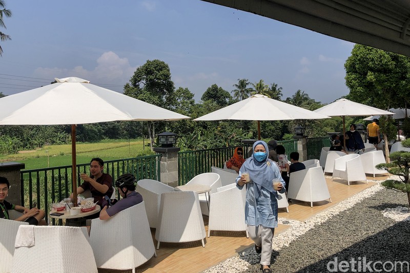 Banyak tempat kuliner 'menjual' suasana pedesaan untuk merasakan sensasi back to nature. Salah satunya di sini, di hulu Sungai Ciliwung di Gadog, Bogor.  Segerrrr....