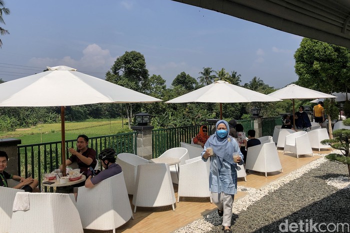 Di Pinggir Kali, di Seberang Persawahan Bogor, Jangan Lupa Ngopi Banyak tempat kuliner 'menjual' suasana pedesaan untuk merasakan sensasi back to nature. Salah satunya di sini, di hulu Sungai Ciliwung di Gadog, Bogor. Segerrrr....