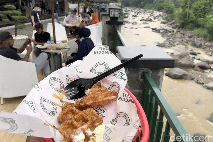 Banyak tempat kuliner 'menjual' suasana pedesaan untuk merasakan sensasi back to nature. Salah satunya di sini, di hulu Sungai Ciliwung di Gadog, Bogor.  Segerrrr....