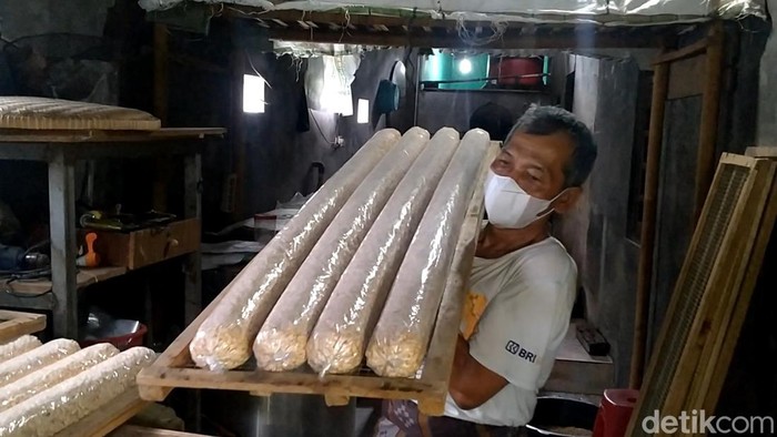 Di tengah seruan aksi mogok, perajin tempe di Kota Pekalongan lebih memilih tetap produksi, Senin (21/2/2022).