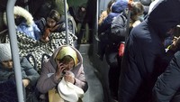 Warga sipil di wilayah Donetsk dan Luhansk pun dievakuasi ke tempat tinggal sementara di kawasan Rusia dengan menggunakan kereta. Dilaporkan, otoritas setempat mengatakan sebanyak 187 orang telah dievakusi ke Rusia dengan menggunakan 4 gerbong kereta. AP Photo/Alexei Alexandrov