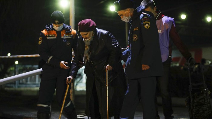 Dibayangi Perang Ukraina-Rusia, Warga Donetsk Ramai-ramai Ngungsi Pemimpin wilayah pemberontak di Ukraina timur yang pro-Rusia mengevakuasi warga sipil di Donetsk dan Luhansk. Evakuasi dilakukan imbas memanasnya Ukraina-Rusia.
