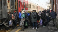 Tak hanya menggunakan kereta, sejumlah warga juga dievakuasi menggunakan bus dan mobil. AP Photo.