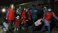 Warga sipil dari wilayah Donetsk dan Luhansk, wilayah yang dikuasai kelompok pemberontak pro-Rusia di Ukraina timur, meninggalkan gerbong kereta api usai dievakuasi dari tempat tinggal untuk tinggal sementara di wilayah Volgograd, Rusia, menyusul kian tegangnya hubungan antara Ukraina dan Rusia, Minggu (20/2/2022) waktu setempat. AP Photo/Alexandr Kulikov.