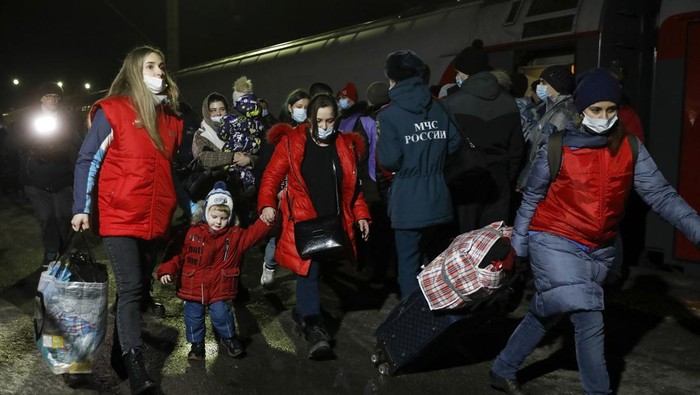 Dibayangi Perang Ukraina-Rusia, Warga Donetsk Ramai-ramai Ngungsi Pemimpin wilayah pemberontak di Ukraina timur yang pro-Rusia mengevakuasi warga sipil di Donetsk dan Luhansk. Evakuasi dilakukan imbas memanasnya Ukraina-Rusia.