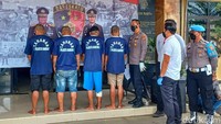 Para pelaku berinisial JB (25), S (20), IS (26), dan JS (36) itu berbagi peran dalam melancarkan aksinya melakukan pencurian dengan kekerasan disertai pemerkosaan kepada korban berinisial LN (33).