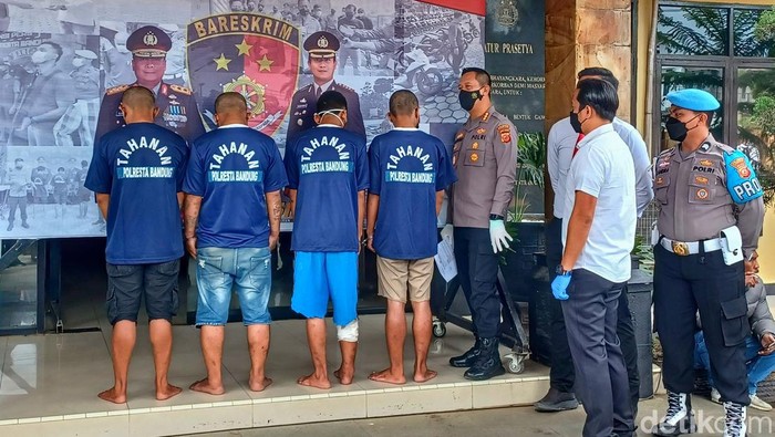 Polresta Bandung menangkap 4 orang pelaku pencurian dengan kekerasan disertai pemerkosaan. Usai diamankan, para pelaku pun terancam hukuman 12 tahun penjara.