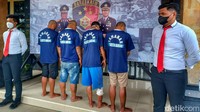 Sementara itu, Kapolresta Bandung Kombes Kusworo Wibowo mengatakan keempat pelaku ini dikenai pasal 364 KUHP dan atau 285 KUHP perkosaan dengan masing-masing ancamannya 12 tahun penjara.