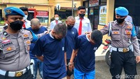 Penampakan empat orang pelaku pencurian dengan kekerasan disertai pemerkosaan yang diborgol dan berbaju tahanan usai ditangkap Polresta Bandung, Senin (21/2/2022).