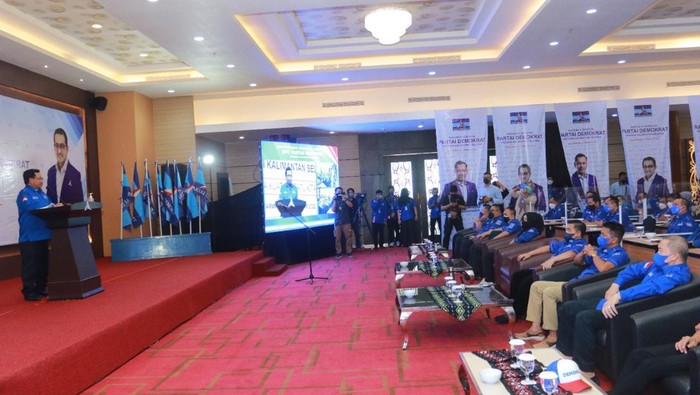 Dukungan AHY untuk Kader Demokrat di Kalsel Mesin Partai Demokrat terus bergerak. Setelah menuntaskan Musyawarah Daerah (Musda), partai besutan SBY melaksanakan Musyawarah Cabang (Muscab) di berbagai daerah Indonesia.
Muscab kali ini berlangsung secara serentak di Provinsi Kalimanan Selatan, Senin (21/2/2022).
