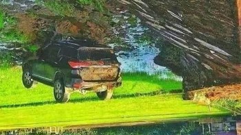 Mobil ini seolah terpakir di rumput hijau ya. Foto: reddit.com/confusing_perspective