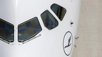 Pada 2015, setelah 18 bulan menjalankan Tumblr-nya, dia mendapat email dari Lufthansa, menanyakan apakah dia mau bekerja dengan mereka. Mereka ingin dia memotret penerbangan pengiriman Boeing 747 dengan corak retro, bepergian dari Seattle ke Frankfurt.