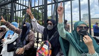 Aksi unjuk rasa itu tampak diikuti oleh sejumlah emak-emak.