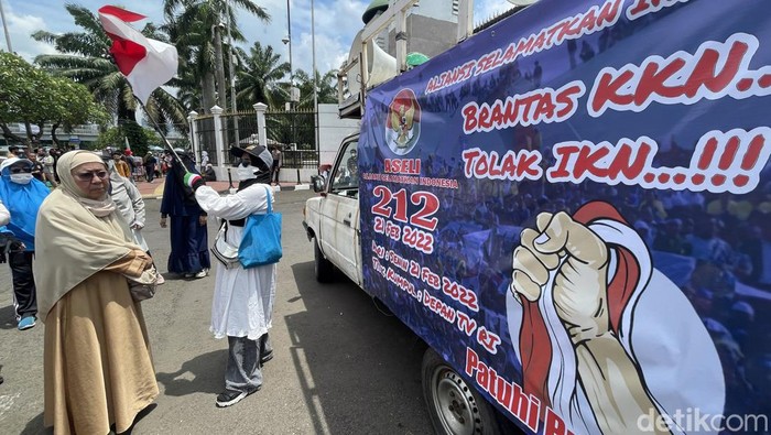 Gedung DPR Digeruduk Emak-emak, Ada Apa? Massa Aliansi Selamatkan Indonesia (Aseli) gelar aksi unjuk rasa di depan Gedung DPR RI. Dalam aksinya mereka tampak membawa spanduk hingga poster. Ini fotonya.