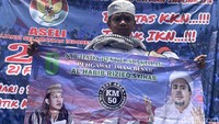 Tampak seorang peserta aksi membawa poster saat ikut serta dalam aksi unjuk rasa di depan Gedung DPR RI.