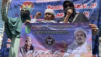 Massa dari Aliansi Selamatkan Indonesia (Aseli) gelar aksi unjuk rasa di depan Gedung DPR RI, Jakarta, Senin (21/2/2022).