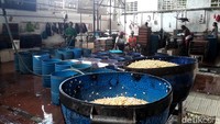Diketahui, kenaikan harga kedelai membuat sejumlah pabrik tahu dan tempe di berbagai wilayah mogok produksi.