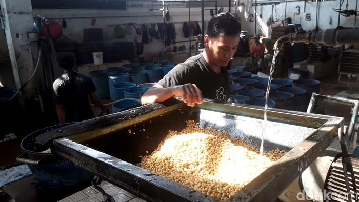 Naiknya harga kedelai membuat sejumlah pabrik tahu-tempe mogok produksi. Meski begitu, pabrik tahun di Pasuruan ini tetap beroperasi walau penjualan menurun.