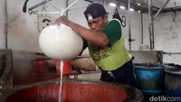 Pemilik pabrik, Hari Budiarto, mengatakan dia menaikkan harga Rp 10 ribu per kaleng karena harga kedelai naik. Akibatnya permintaan menurun.