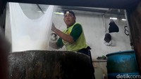 Hari pun mengatakan penjualan tahu yang diproduksi pabriknya merosot hingga 25 persen. Ia pun terpaksa menaikan harga Rp 10 ribu per kaleng imbas kenaikan harga kedelai.