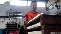 Hari mengatakan selama masih ada bahan baku, dia akan terus berproduksi. Meski terpaksa harus menaikkan harga.