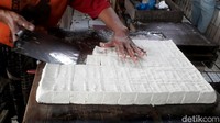 Diketahui, Pabrik Tahu Terang merupakan pabrik tahu terbesar di Kota Pasuruan. Pabrik ini menyuplai tahu di sejumlah pasar tradisional.