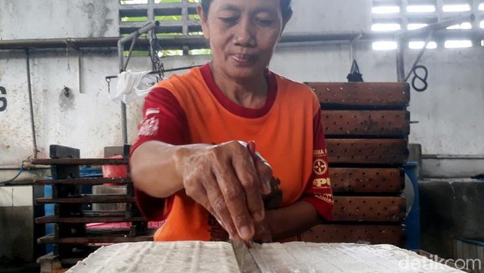 Naiknya harga kedelai membuat sejumlah pabrik tahu-tempe mogok produksi. Meski begitu, pabrik tahun di Pasuruan ini tetap beroperasi walau penjualan menurun.
