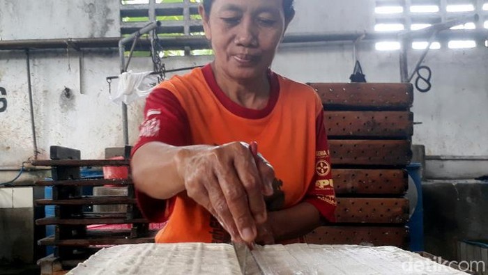 Harga Kedelai Naik, Pabrik Tahu di Pasuruan Tetap Beroperasi Naiknya harga kedelai membuat sejumlah pabrik tahu-tempe mogok produksi. Meski begitu, pabrik tahun di Pasuruan ini tetap beroperasi walau penjualan menurun.