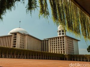 Jemaah Masjid Istiqlal Dianjurkan Tetap Pakai Masker Saat Salat Jumat