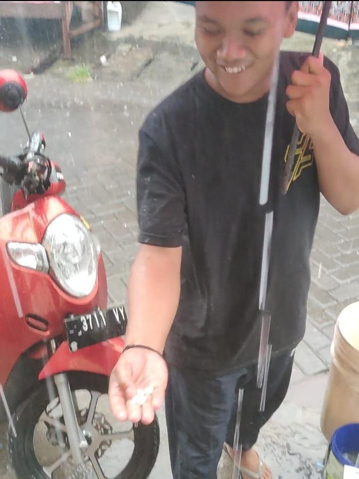 hujan es di surabaya