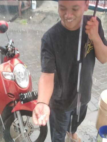 hujan es di surabaya