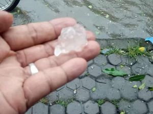 Cerita Warga Kumpulkan Gumpalan Saat Hujan Es Landa Surabaya