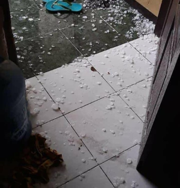 hujan es di surabaya